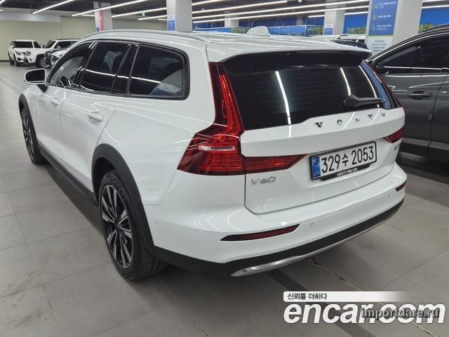 VOLVO V60 CROSS COUNTRY 2023 — 28 000 км, белый, Корея — под ключ — фото 4