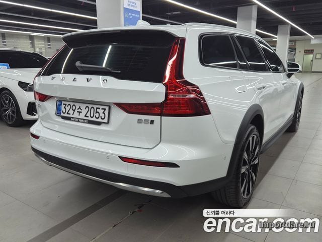 VOLVO V60 CROSS COUNTRY 2023 — 28 000 км, белый, Корея — под ключ — фото 6