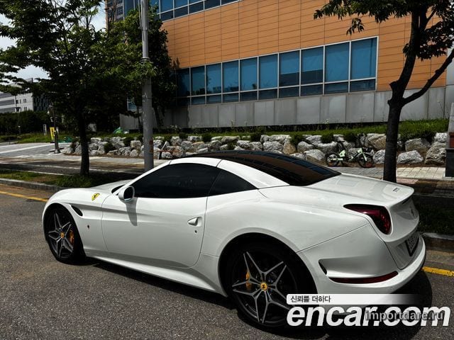 Ferrari California сбоку