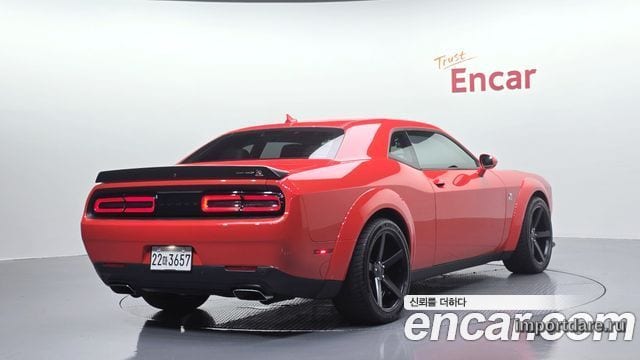 Dodge Challenger сбоку