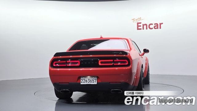 Dodge Challenger сзади