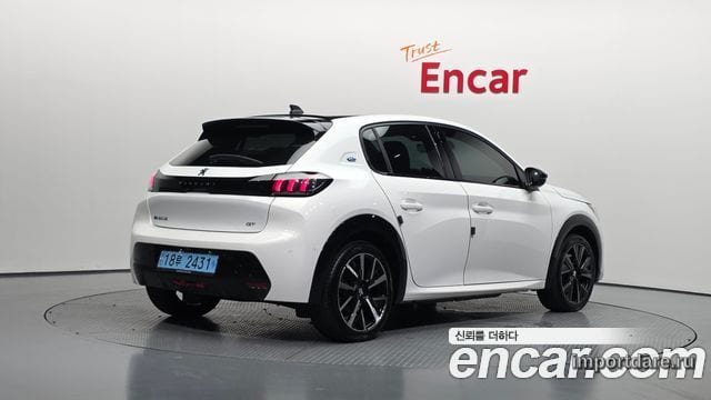 Peugeot E-208 сбоку