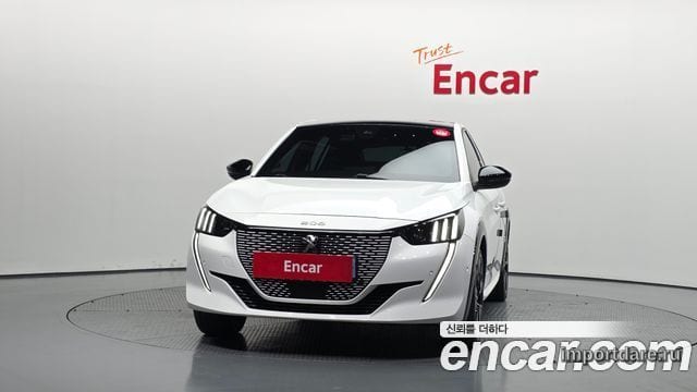 Peugeot E-208 интерьер
