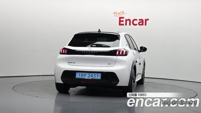 Peugeot E-208 сзади