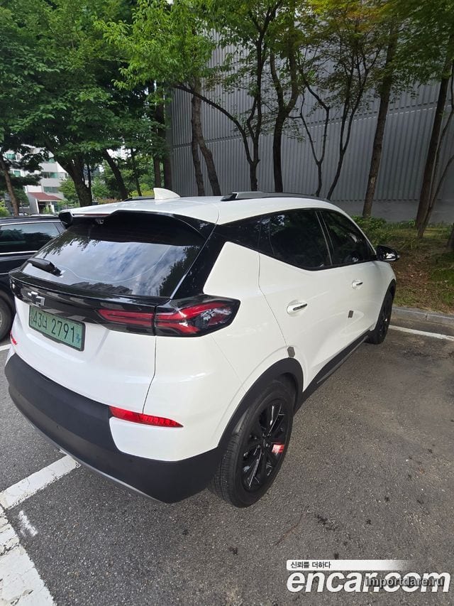 Chevrolet Bolt сбоку