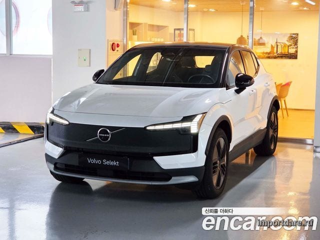Volvo Ex30 спереди