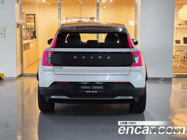 Volvo Ex30 сзади