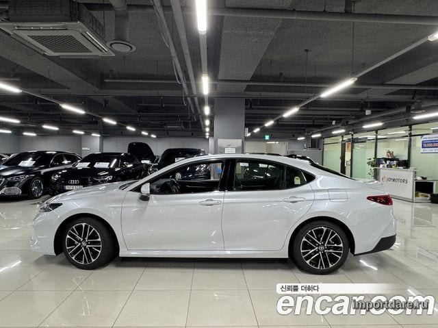 Toyota Camry сбоку