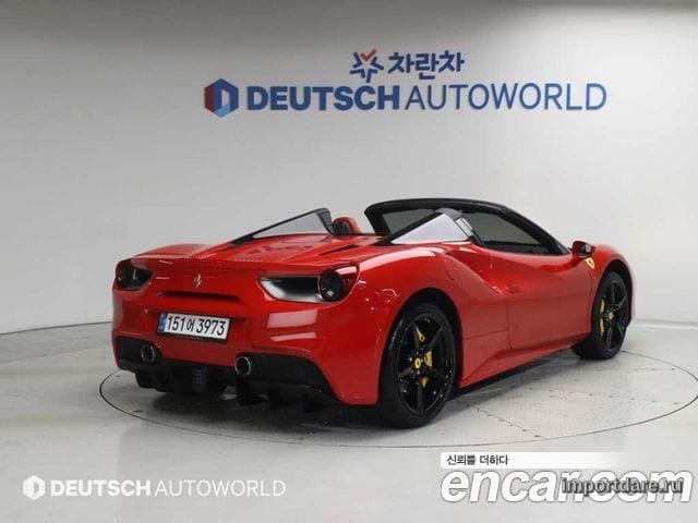 Ferrari 488 сбоку