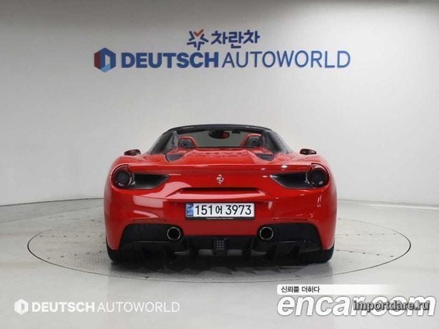 Ferrari 488 сзади