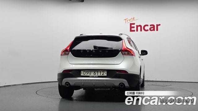 Volvo V40 сзади