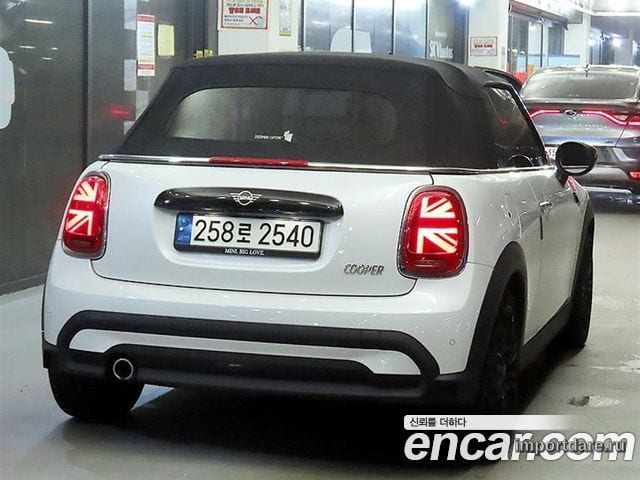 Mini Cooper Convertible сзади
