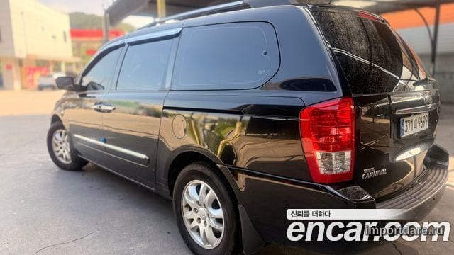 Kia Grand Carnival сбоку