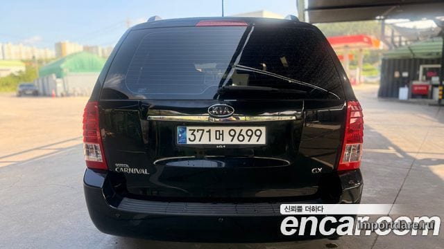 Kia Grand Carnival сзади