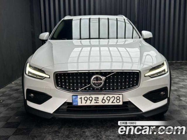 VOLVO V60 CROSS COUNTRY 2023 — 49 900 км, белый, Корея — под ключ — фото 1