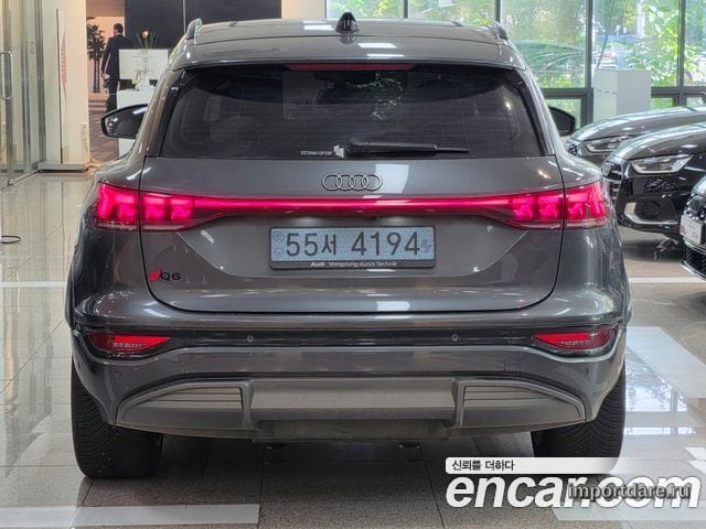 Audi Q6 E-Tron сзади