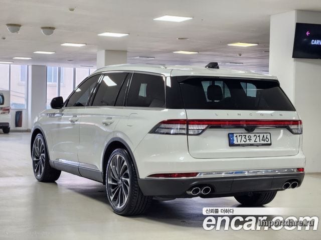 Lincoln Aviator сбоку