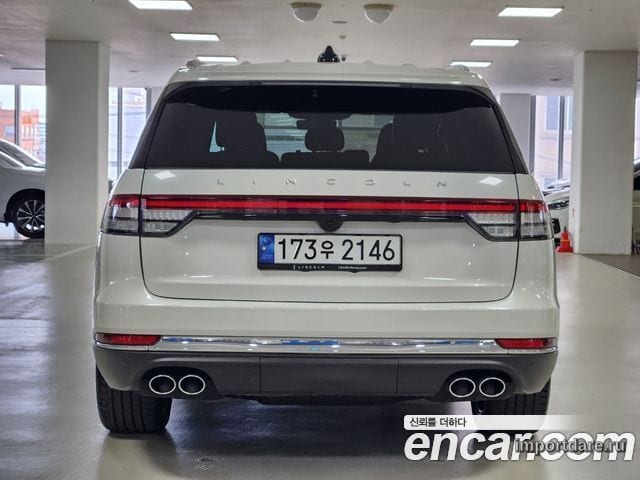 Lincoln Aviator сзади