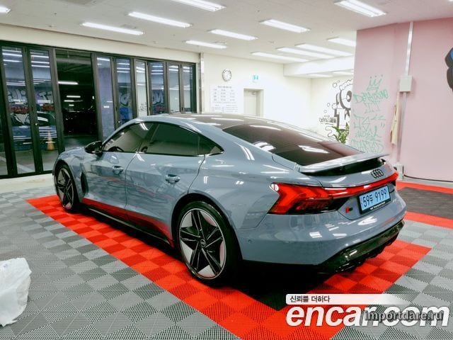 Audi Rs E-Tron GT сбоку