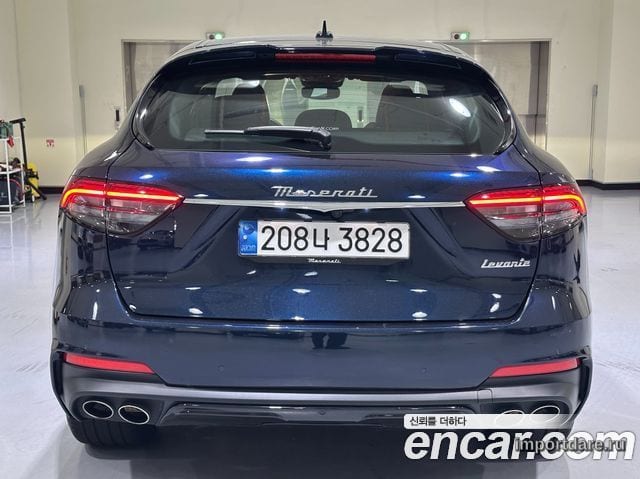 Maserati Levante сзади