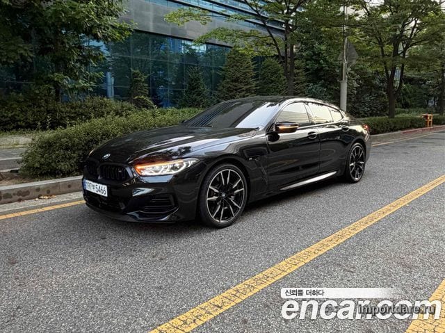 BMW 8 Series сбоку