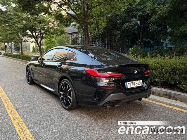 BMW 8 Series сзади