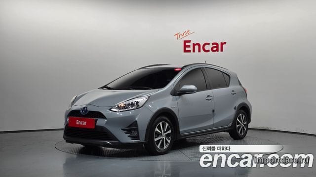 Toyota Prius C спереди