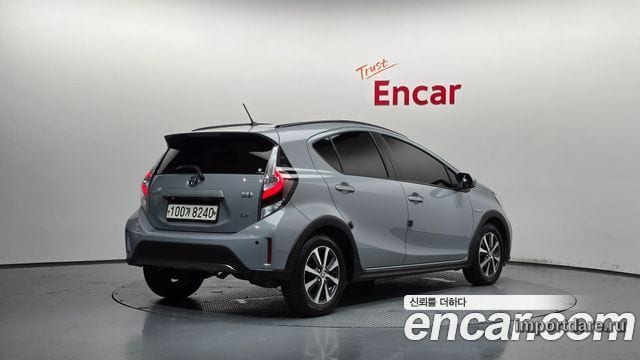 Toyota Prius C сбоку
