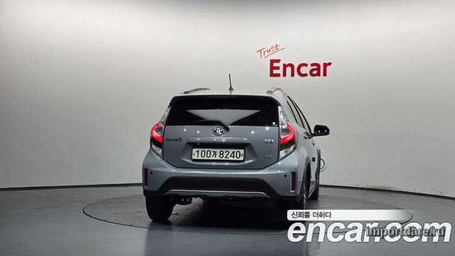 Toyota Prius C сзади