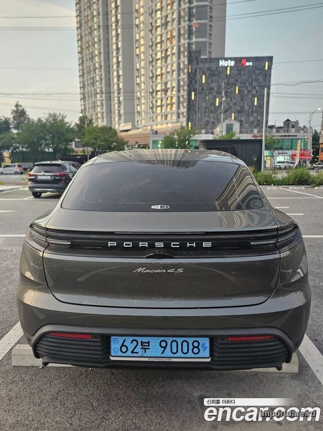 Porsche Macan сзади
