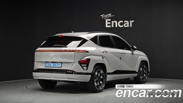 HYUNDAI KONA ELECTRIC 2023 — 28 672 км, серебристо-серый, Корея — под ключ — фото 2