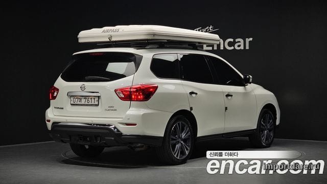 Nissan Pathfinder сбоку