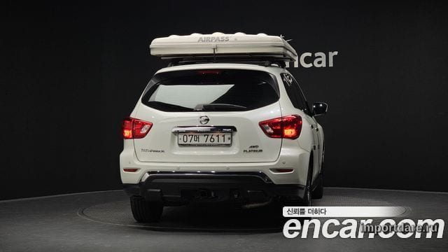 Nissan Pathfinder сзади