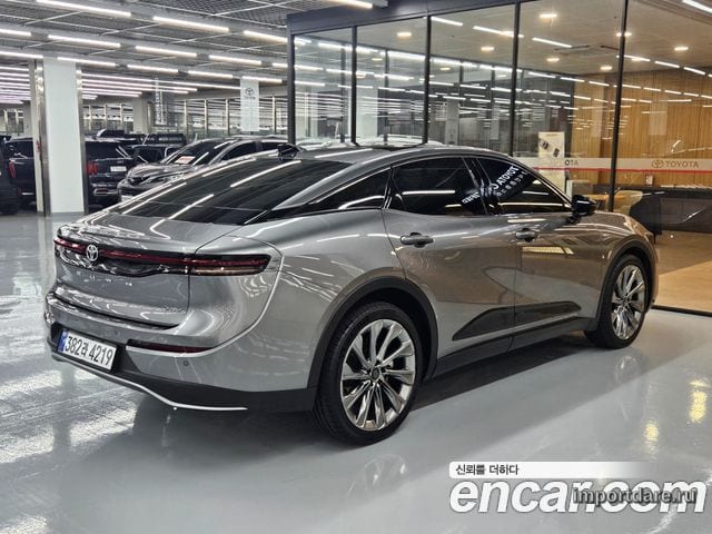 Toyota Crown сбоку