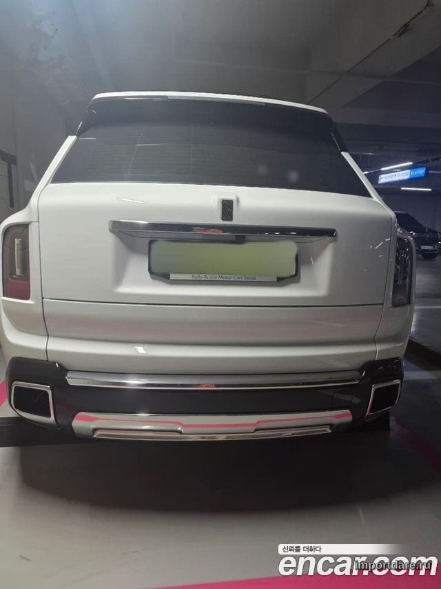 Rolls-royce Cullinan сзади