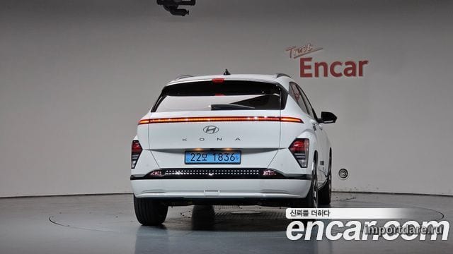 Hyundai Kona Electric сзади