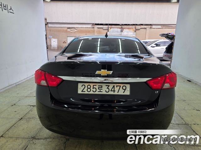 Chevrolet Impala сзади