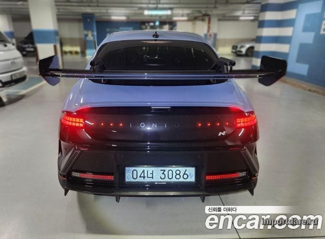 Hyundai Ioniq сзади