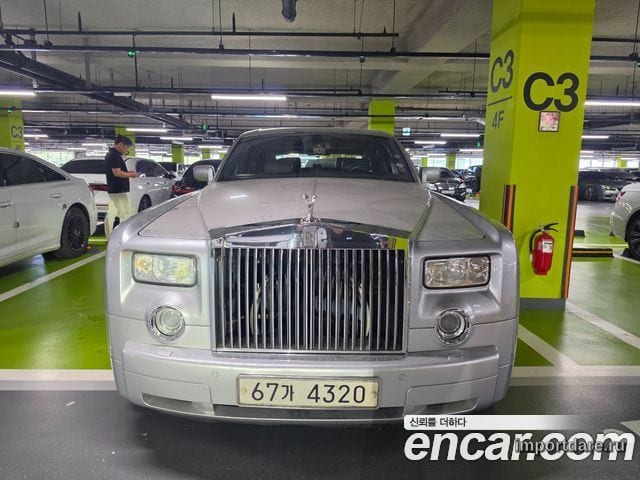 Rolls-Royce Phantom сзади