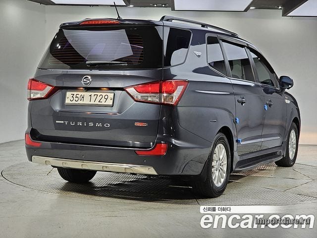 Kgm Korando Turismo сбоку