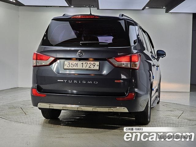 Kgm Korando Turismo сзади
