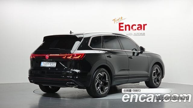 Volkswagen Touareg спереди