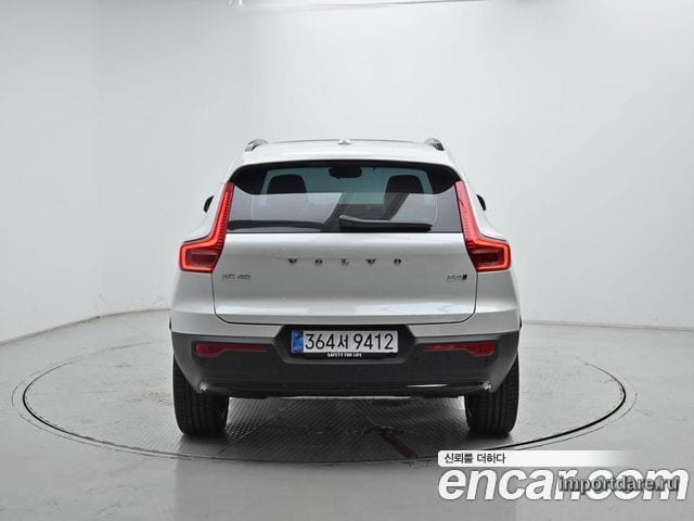 Volvo XC40 сзади