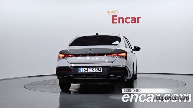 Hyundai Avante Hybrid сзади