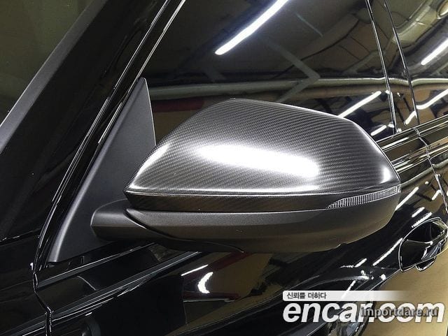 Audi RSQ8 сзади