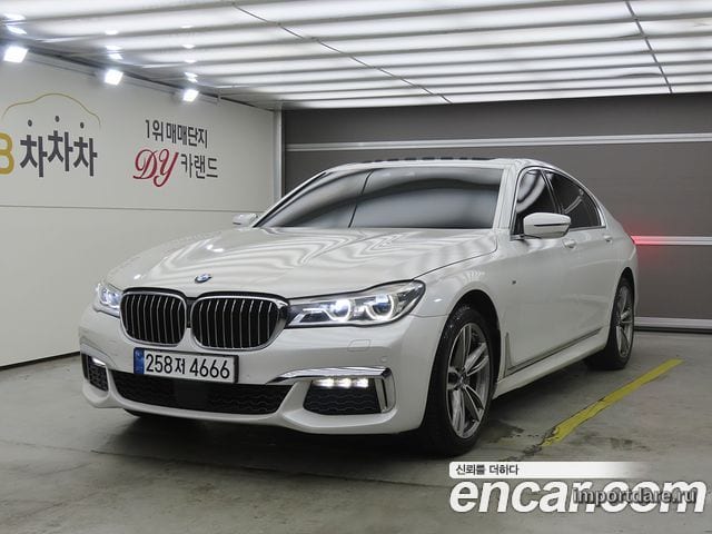 BMW 7 Series сбоку