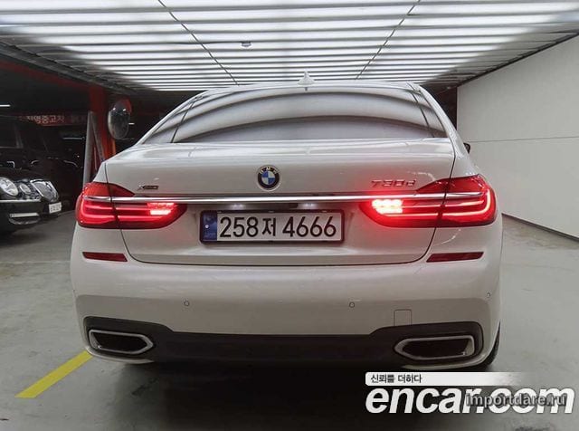 BMW 7 Series сзади