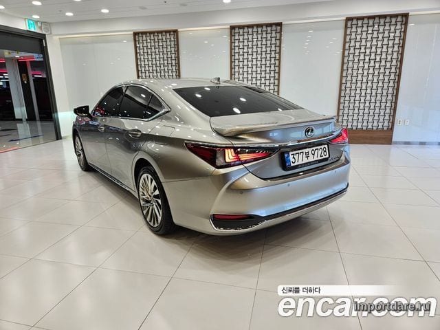 Lexus Es сбоку