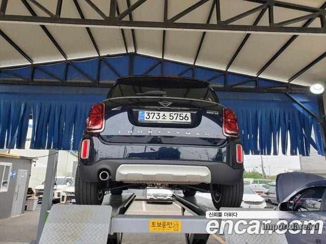 Mini Cooper Countryman сбоку