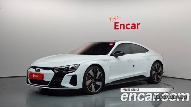 Audi E-Tron сбоку